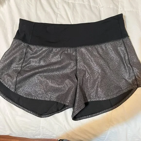 Lululemon luminosity foil print black silver metallic  Shorts, size 8 - Picture 3 of 13